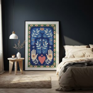 Grande affiche bohème bleu nuit avec yeux, feuillage, mains protectrices et cœur, encadrée et posée au sol dans une chambre moderne au mur sombre