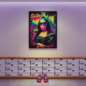 Affiche street art Mona Lisa pop art accrochée dans un vestiaire moderne avec rangements et baskets