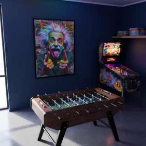 Affiche pop art street art dans une salle de jeux, portrait néon multicolore, langue tirée, doigts pointés, « STAY WEIRD ».