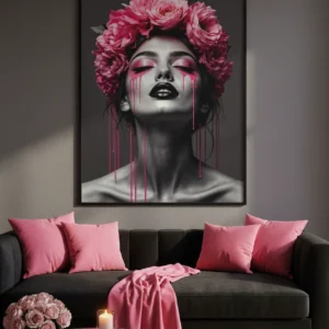 Canapé noir avec coussins roses et grand tableau portrait femme noir et blanc, couronne de fleurs roses.