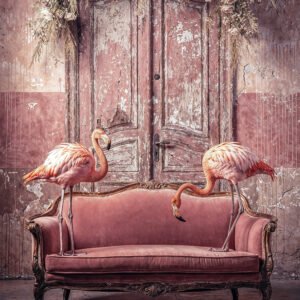 Affiche avec deux flamants roses sur canapé rose ancien devant porte patinée et décor floral vintage