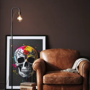 Affiche tête de mort pop art posée près d’un fauteuil en cuir dans un coin lecture