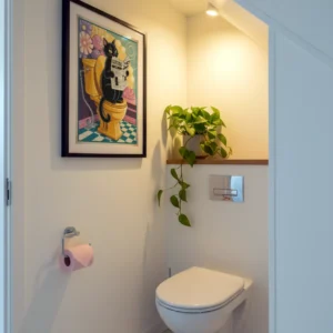 Affiche humoristique de chat noir dans des toilettes modernes et minimalistes