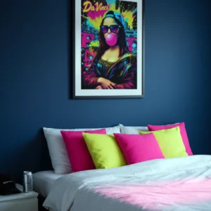 Affiche pop art Mona Lisa street art dans une chambre moderne et colorée