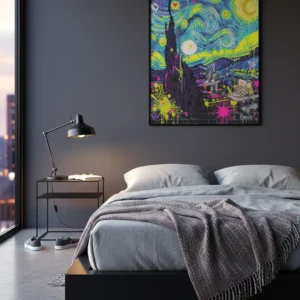 Poster pop art ciel étoilé jaune bleu rose encadré au-dessus d’un lit gris, dans une chambre moderne avec lampe de chevet.