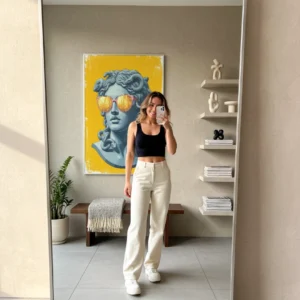 Affiche statue pop art accrochée dans une salle de bain moderne