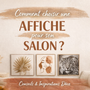Visuel texte “Comment choisir une affiche pour son salon” avec trois affiches murales au-dessus d’un canapé beige.