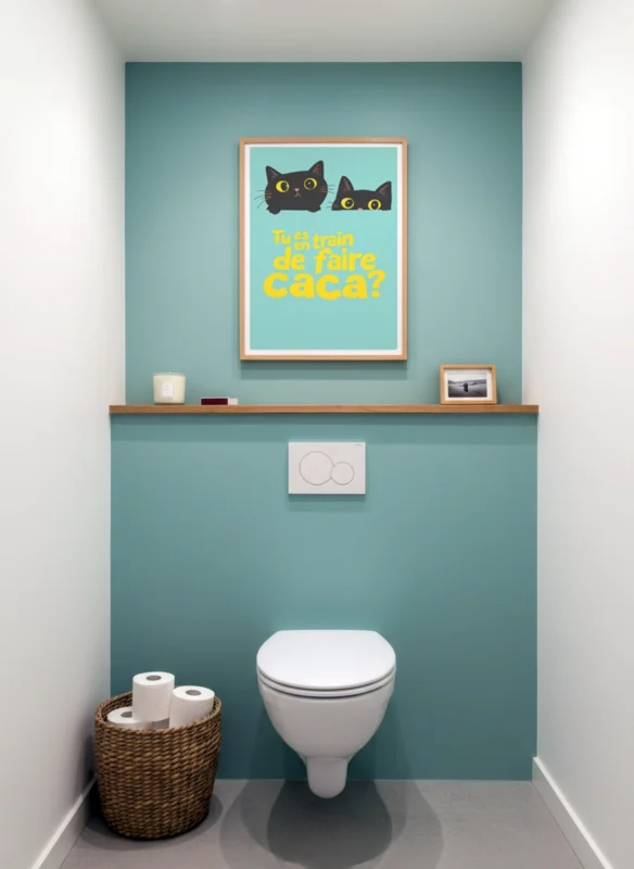 Affiche humoristique chat avec texte drôle dans des WC au mur vert.