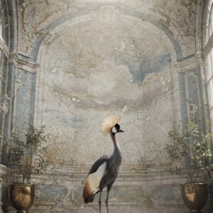 Grue couronnée debout dans un palais abandonné avec murs fissurés et lumière naturelle sous une verrière.