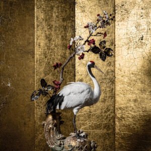 Affiche grue japonaise avec branche fleurie rouge et blanche sur fond doré texturé style asiatique