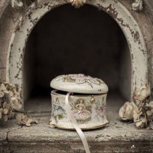 Affiche boîte à musique en porcelaine avec danseuses dans niche en pierre ancienne avec fleurs séchées