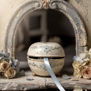 Affiche boîte à musique en porcelaine ouverte avec ruban bleu entourée de fleurs séchées dans décor vintage patiné