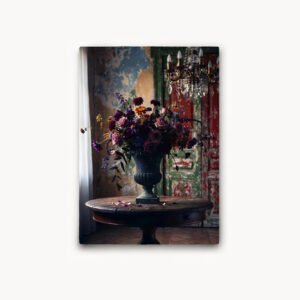 Affiche avec un bouquet de fleurs colorées dans un vase sombre, posé sur une table ronde dans un décor ancien avec chandelier.
