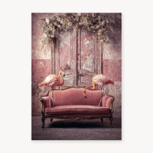Affiche avec deux flamants roses autour d’un canapé rose vintage, sous une composition de fleurs suspendues, dans un décor patiné.