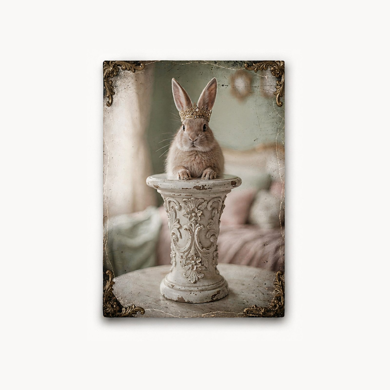 Affiche avec un lapin clair portant une couronne, posé dans un piédestal ancien décoré, sur fond doux et vintage.