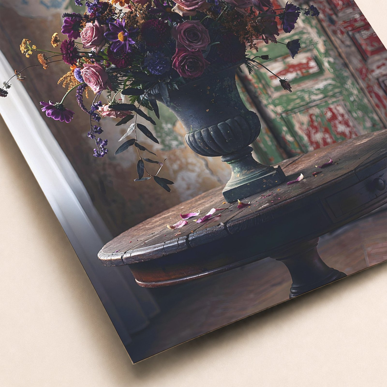 Gros plan sur une affiche avec bouquet de fleurs colorées dans un vase sombre, posé sur une table ancienne dans un décor patiné.