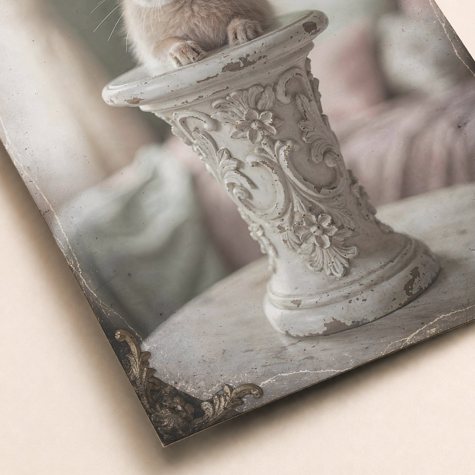 Gros plan sur une affiche avec un lapin couronné dans un piédestal ancien sculpté, aux tons doux et vintage.
