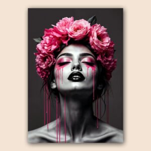 Portrait féminin en noir et blanc avec couronne de fleurs roses, maquillage rose coulant sous les yeux et lèvres noires sur fond sombre.