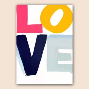 Affiche typographique LOVE avec grandes lettres rose, jaune, bleu marine et bleu clair peintes sur fond blanc.