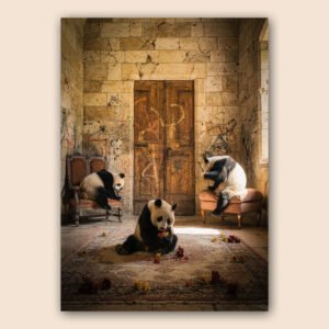 Affiche pandas dans une pièce ancienne en pierre avec porte en bois, fauteuils, tapis usé et fleurs au sol