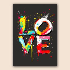 Affiche pop art avec le mot LOVE en grandes lettres colorées, éclats de peinture vive et fond noir.