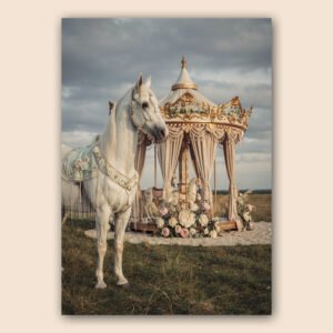 Affiche avec cheval blanc devant un carrousel vintage fleuri, dans une prairie sous un ciel nuageux.