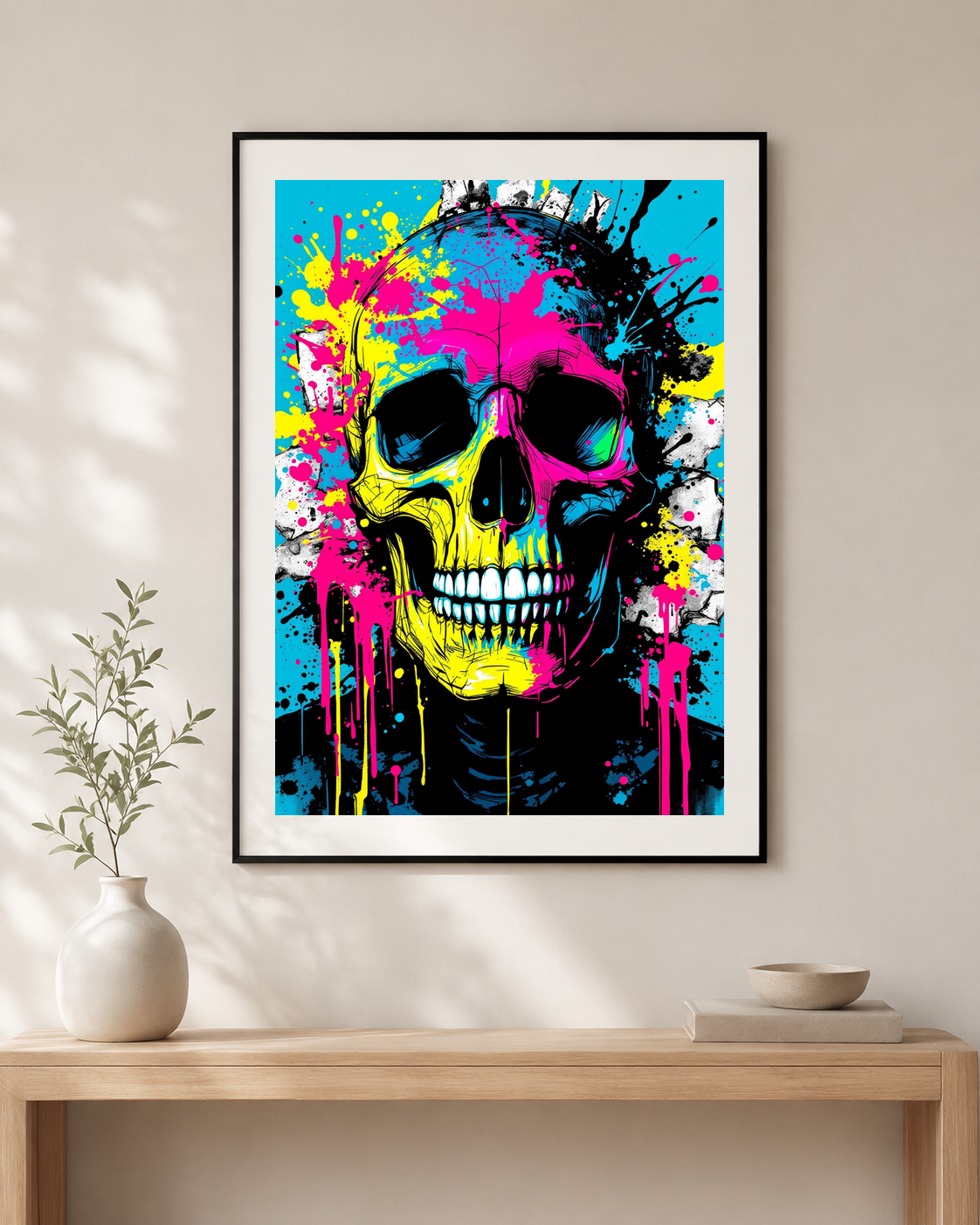 Affiche crâne pop art coloré accrochée dans un salon industriel sombre avec canapé en cuir noir, mur brut, plante verte et lampe suspendue.