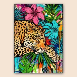 Affiche pop art avec un léopard allongé parmi des fleurs tropicales roses et turquoise, feuillages colorés et éclats de peinture.