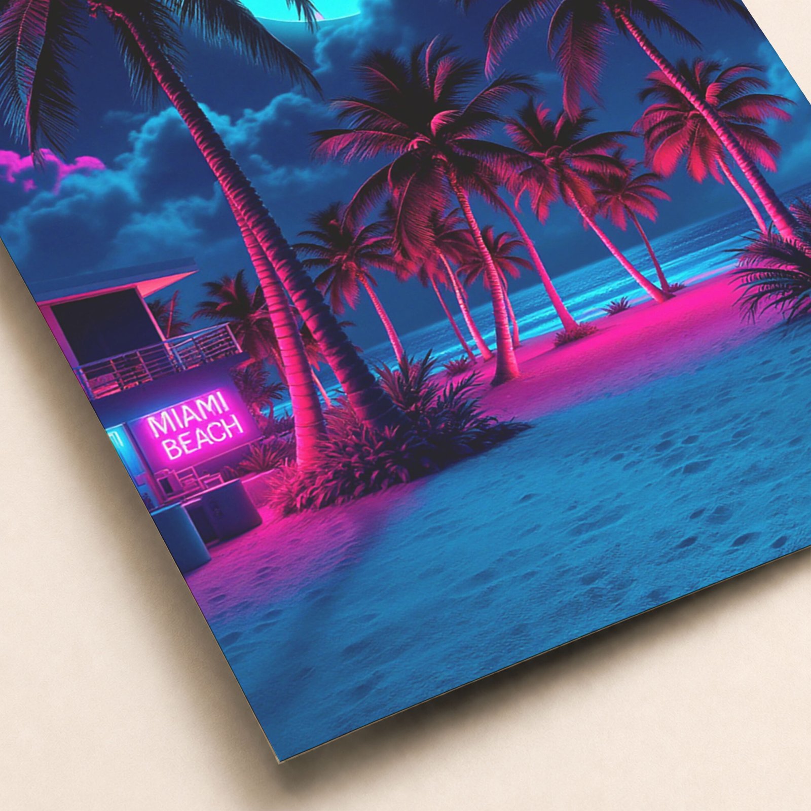 Gros plan sur une affiche Miami Beach néon avec palmiers, sable bleu, lumière rose et ambiance tropicale nocturne.