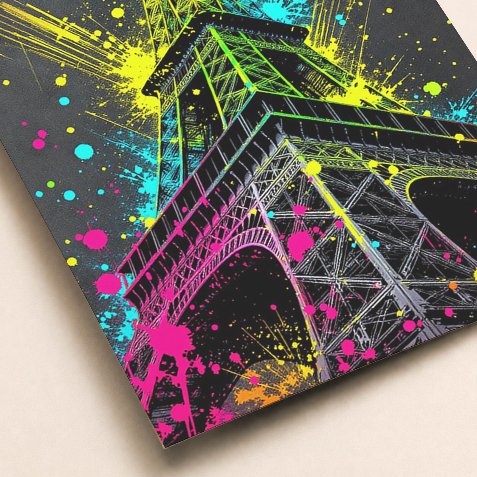 Gros plan sur une affiche street art de la Tour Eiffel avec éclaboussures fluo jaunes, roses et turquoise sur fond sombre.