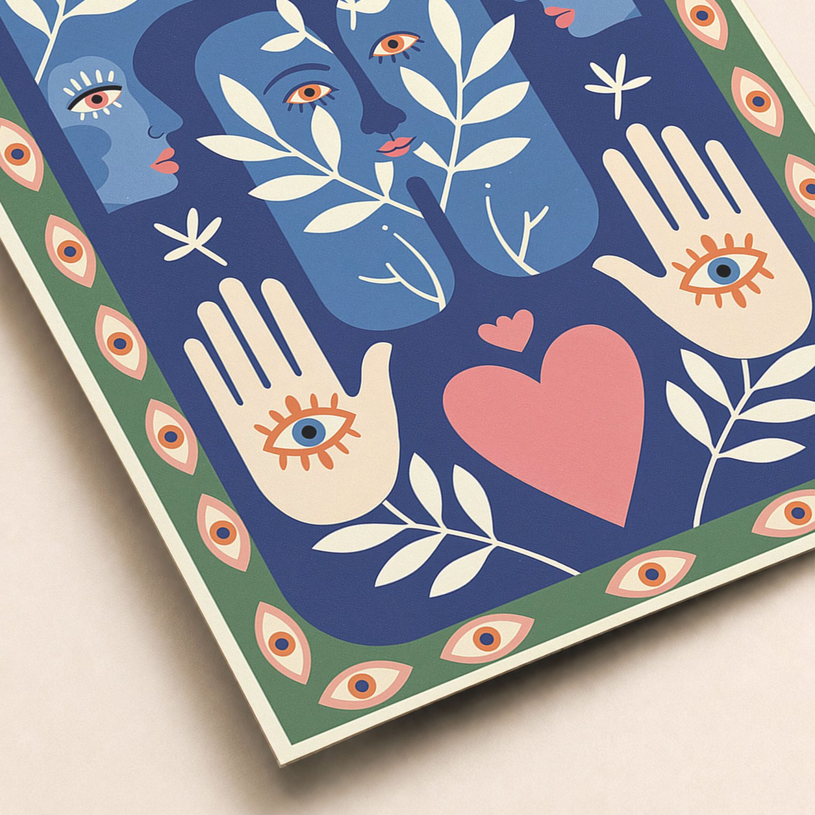 Gros plan sur une affiche mystique avec mains ouvertes, yeux protecteurs, feuillages blancs, cœur rose et bordure verte.
