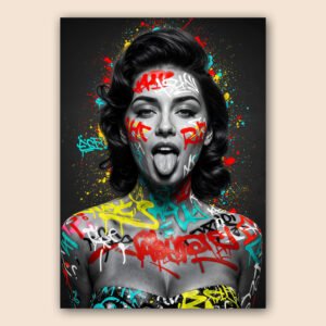Portrait street art d’une femme en noir et blanc avec graffitis colorés sur le visage et le corps, sur fond sombre éclaboussé de peinture.