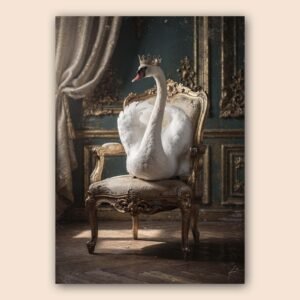 Affiche avec un cygne blanc portant une couronne assis sur un fauteuil baroque dans un intérieur vintage décoré