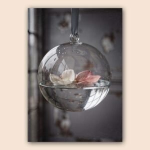 Affiche sphère en verre suspendue avec eau et pétales blanc et rose flottants ambiance minimaliste douce