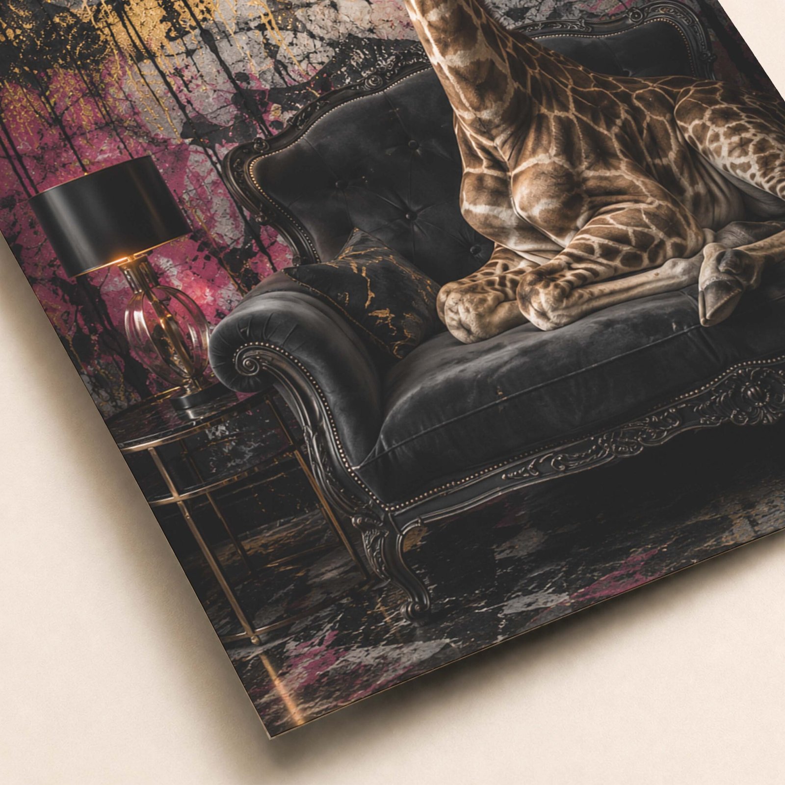 Affiche girafe sur canapé baroque pour salon – Image 4