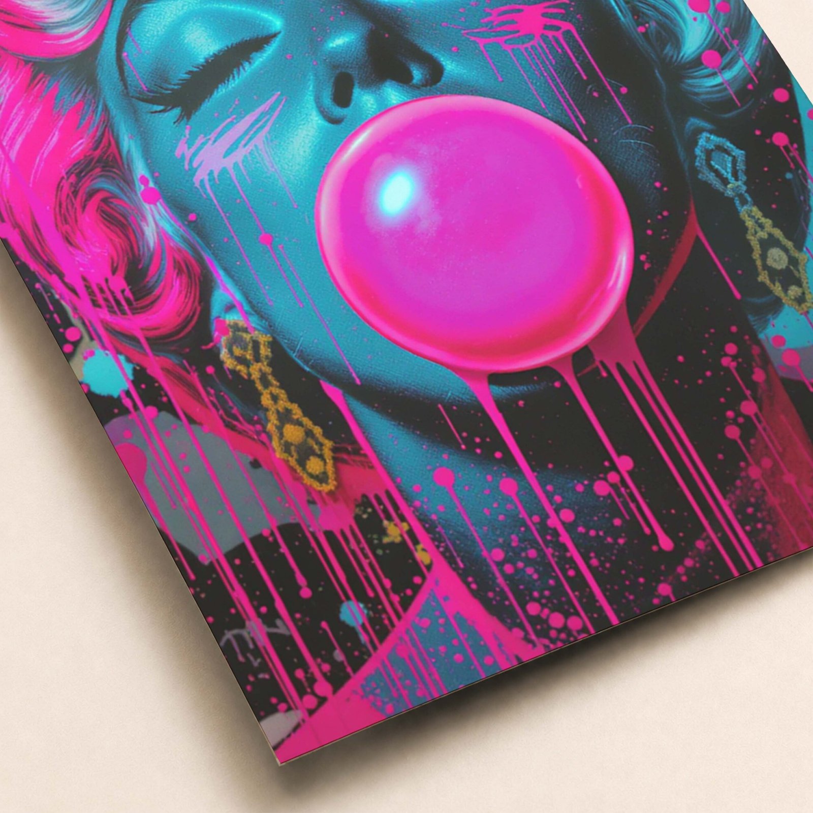 Affiche d'une femme avec chewing-gum rose
