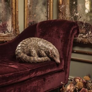 Affiche d'un pangolin sur un canapé en velours