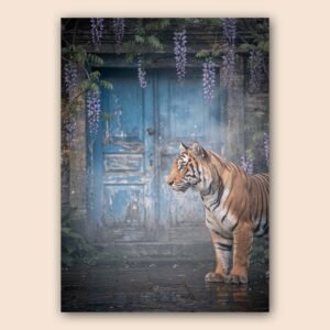 Affiche d'un tigre devant une porte bleue