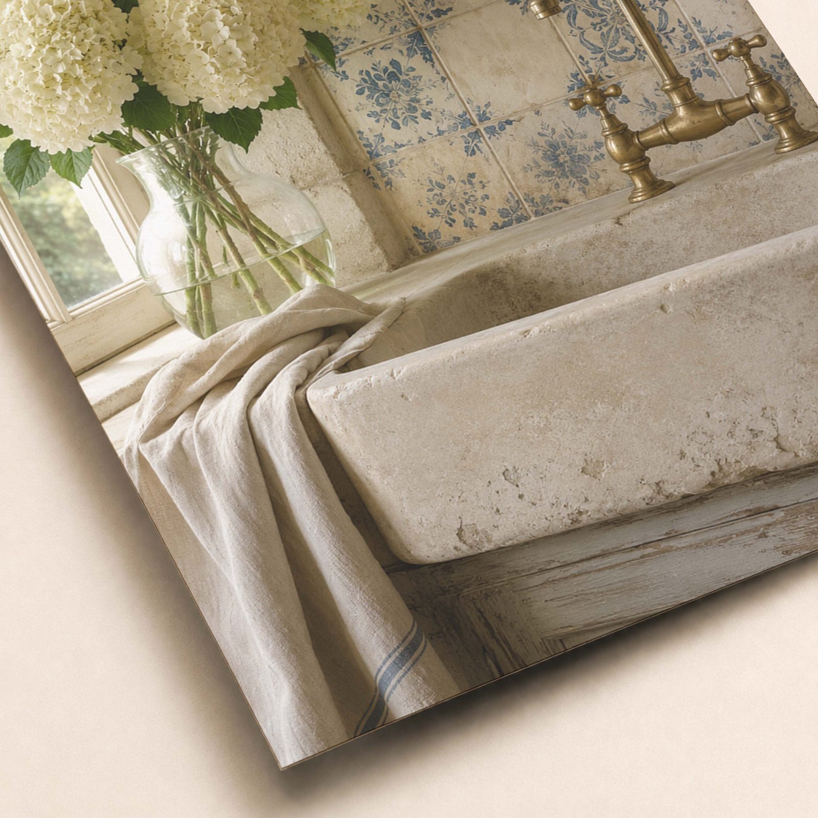 Zoom sur une salle de bain rustique avec vasque en pierre et fleurs blanches