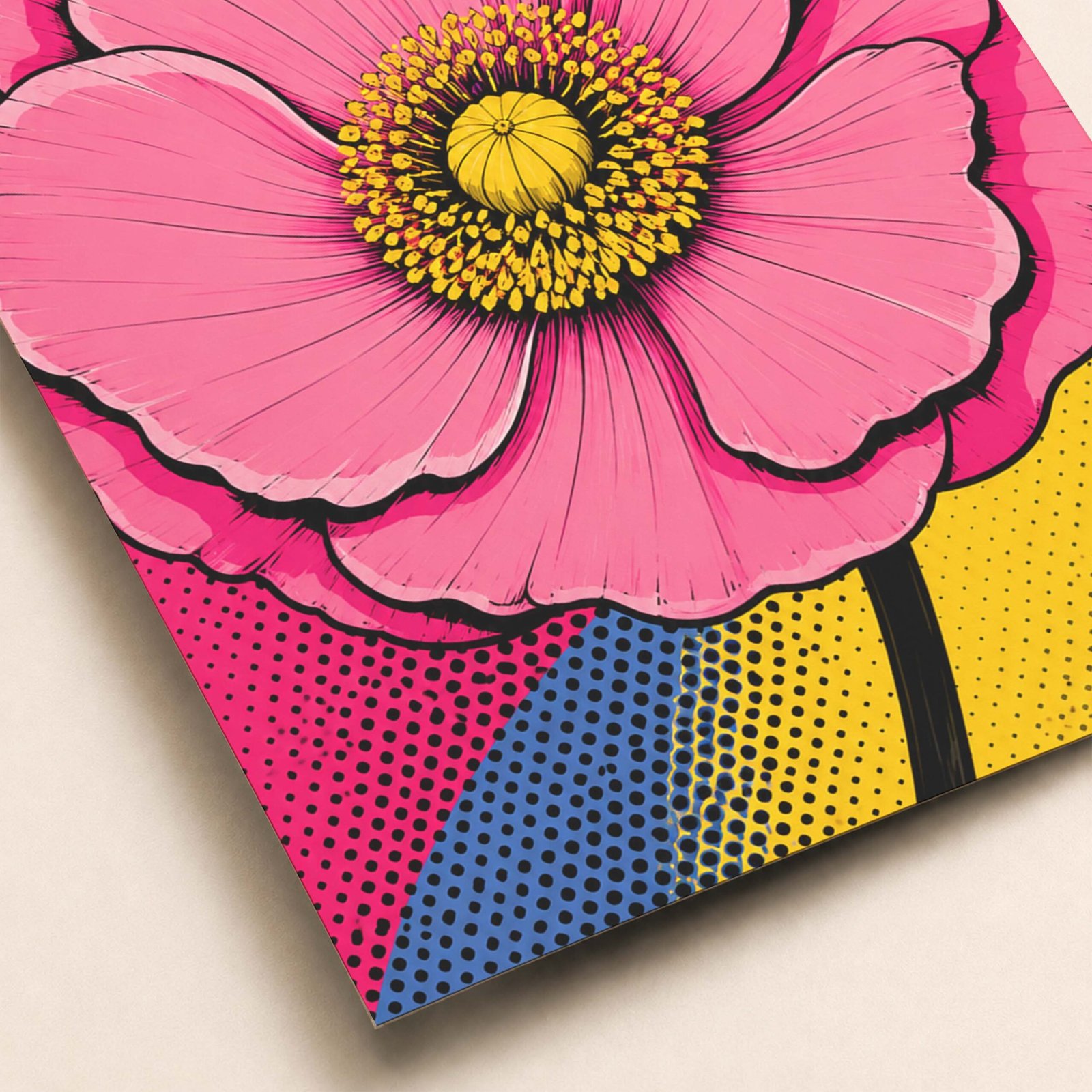 Détail de la fleur rose pop art et de son cœur jaune