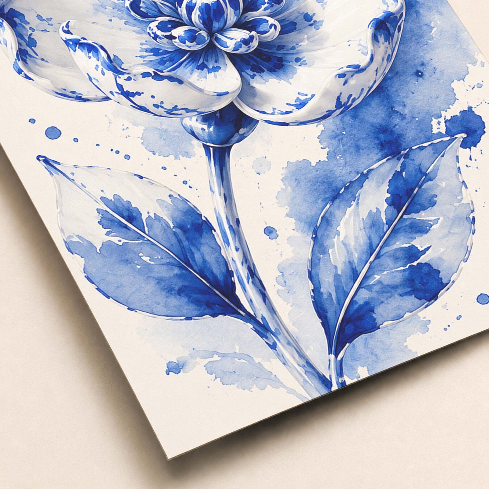 Détail de la fleur bleue en aquarelle avec texture picturale