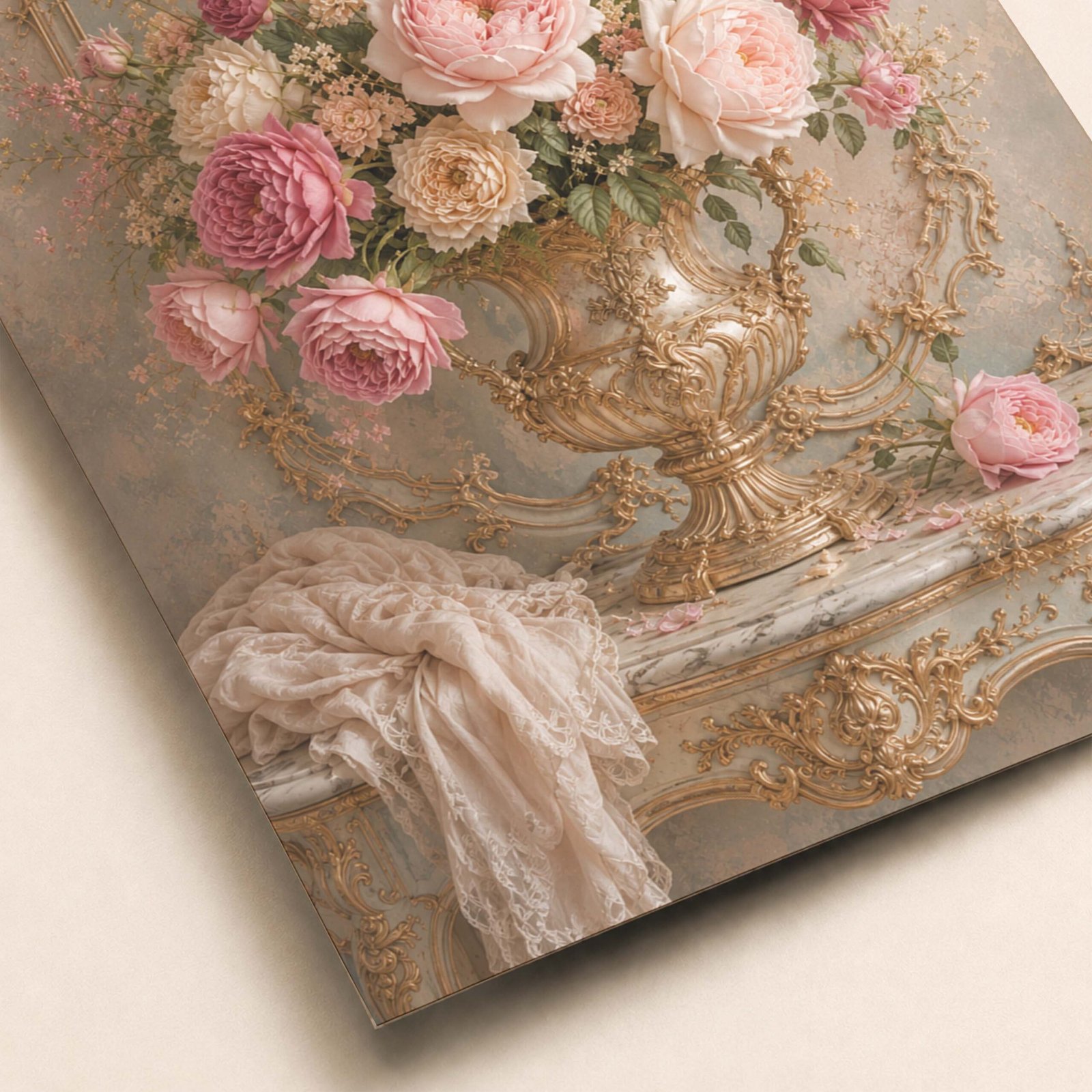 Détail du bouquet floral rose dans un vase doré