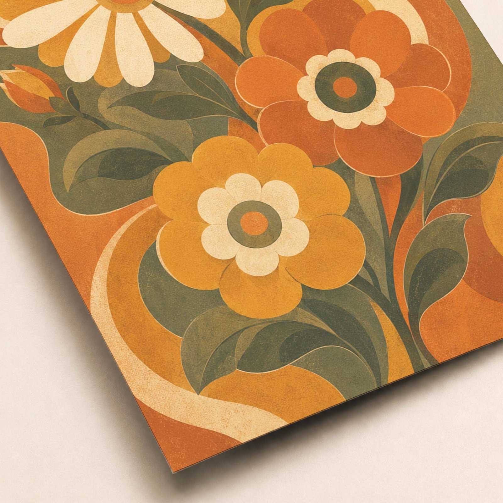 Detail de fleurs stylisees orange, jaune et vert olive sur fond retro