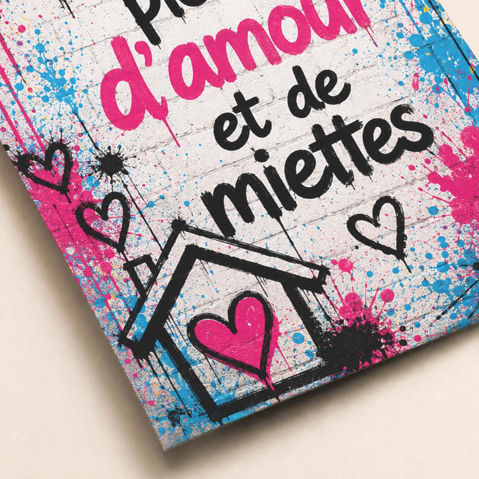 Zoom sur le texte et les détails graffiti de l'affiche maison pleine d'amour et de miettes