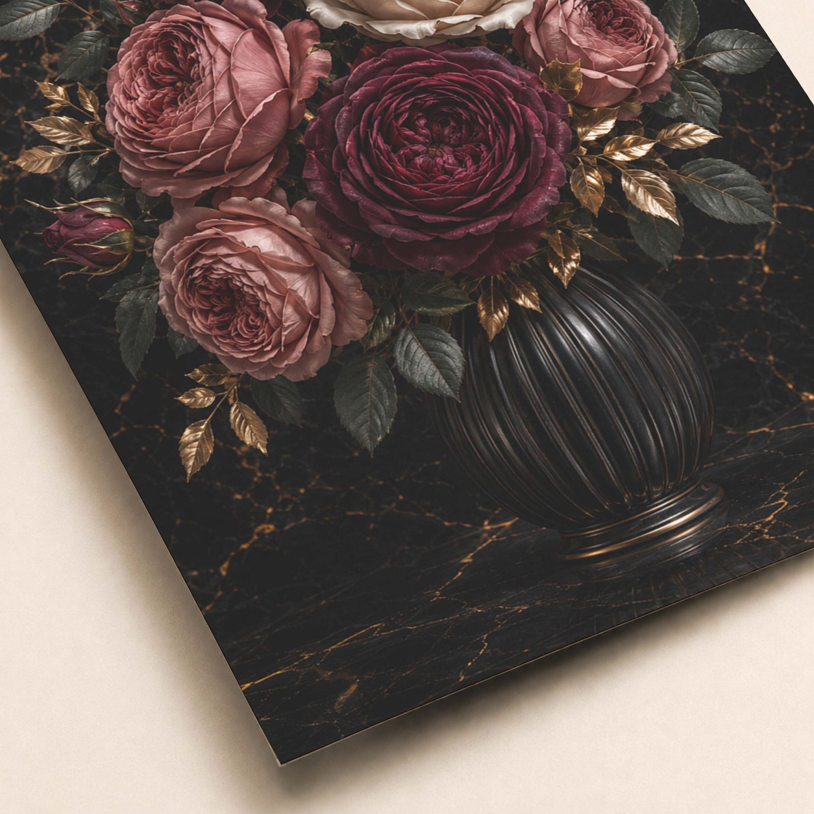 Détail du bouquet de roses sombres et des feuilles dorées
