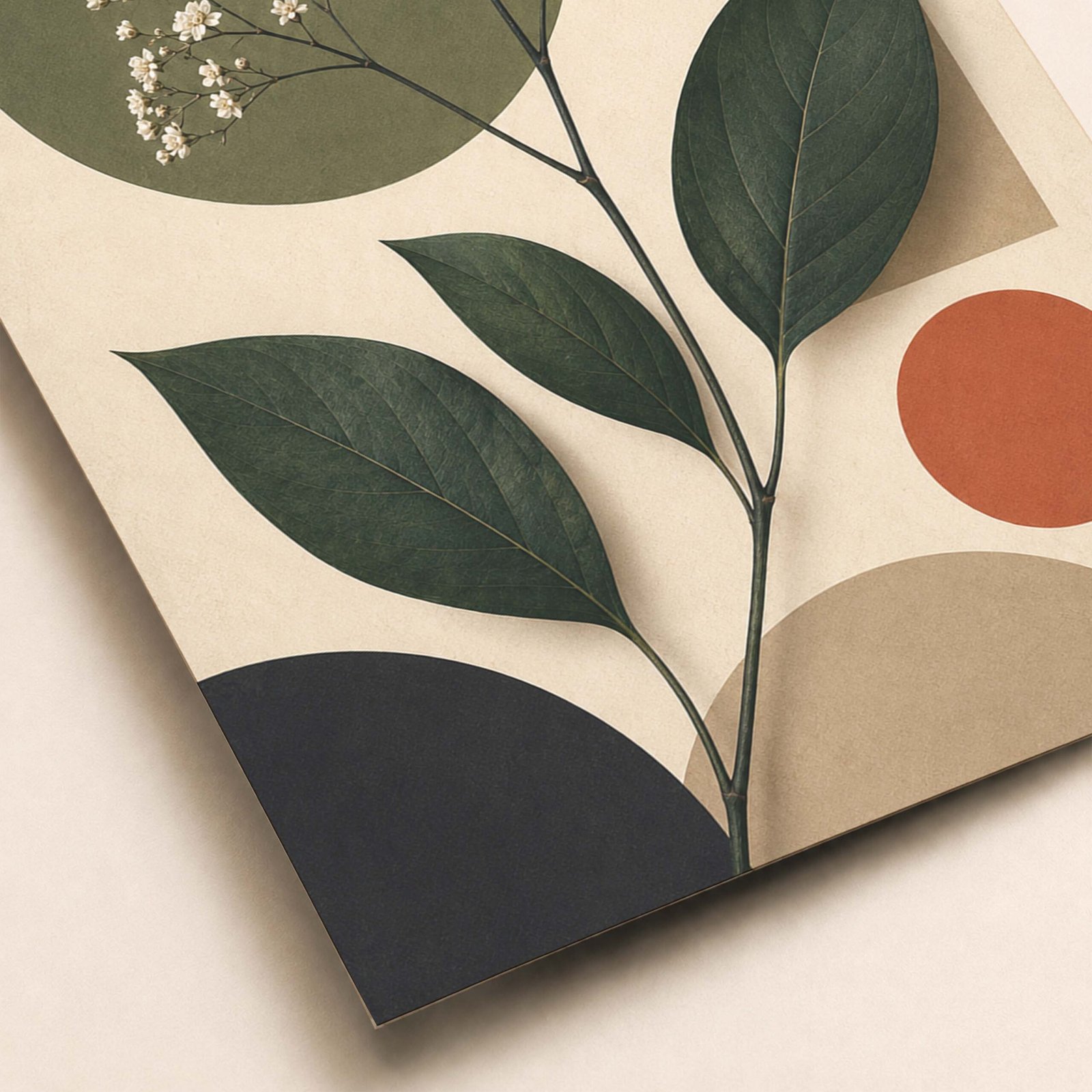 Détail de l’affiche montrant les feuilles vert foncé, les fleurs blanches et les formes géométriques