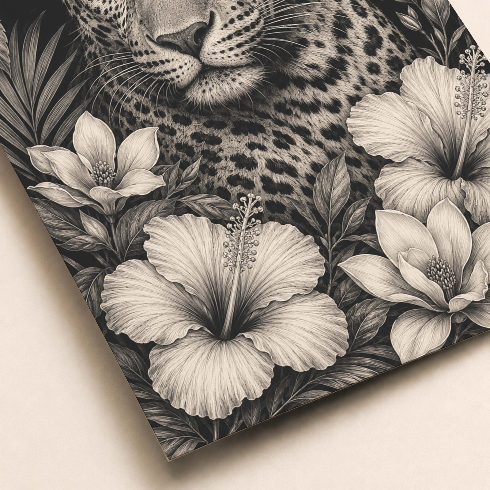 Détail du visage du léopard et des fleurs décoratives