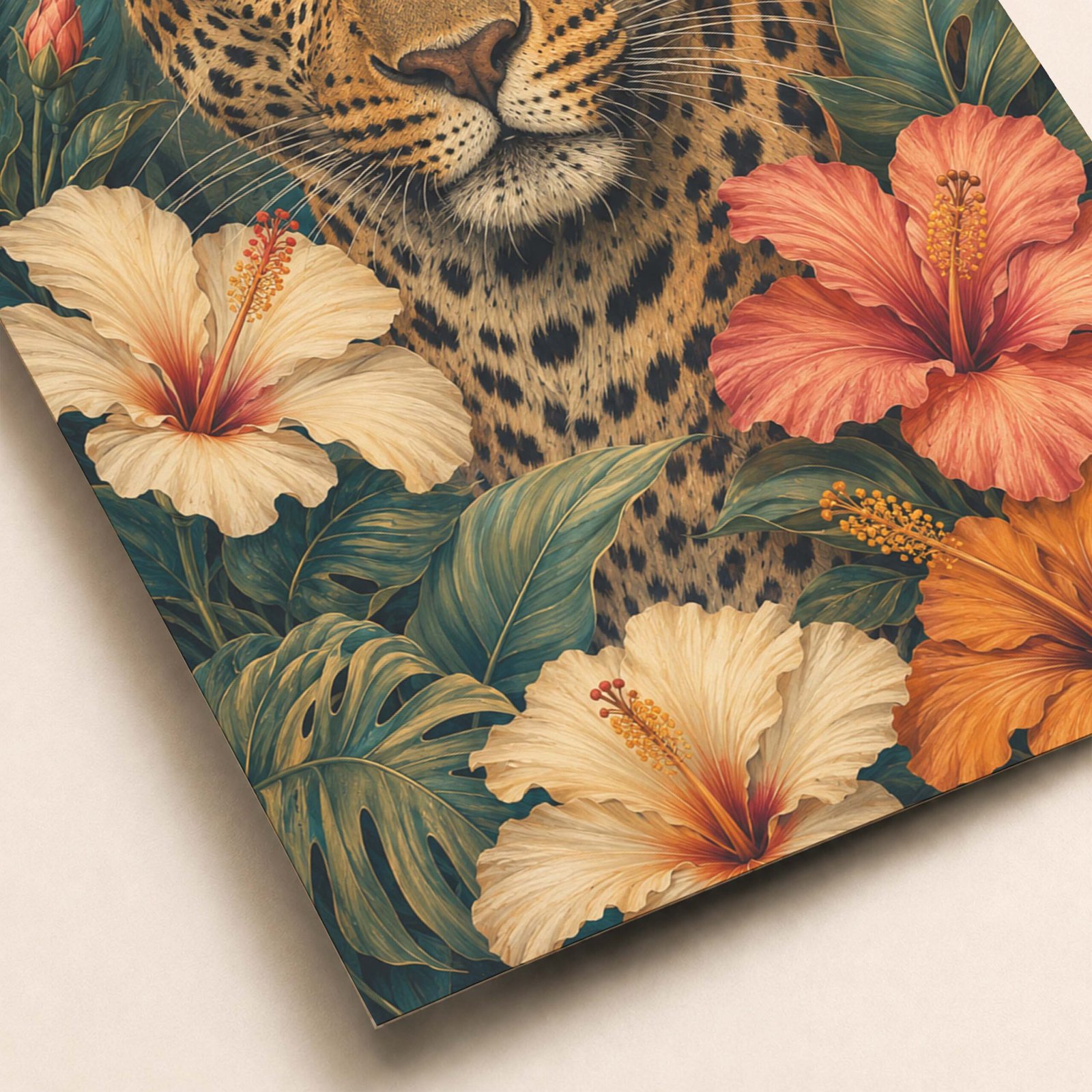 Zoom sur le visage du léopard et les fleurs tropicales