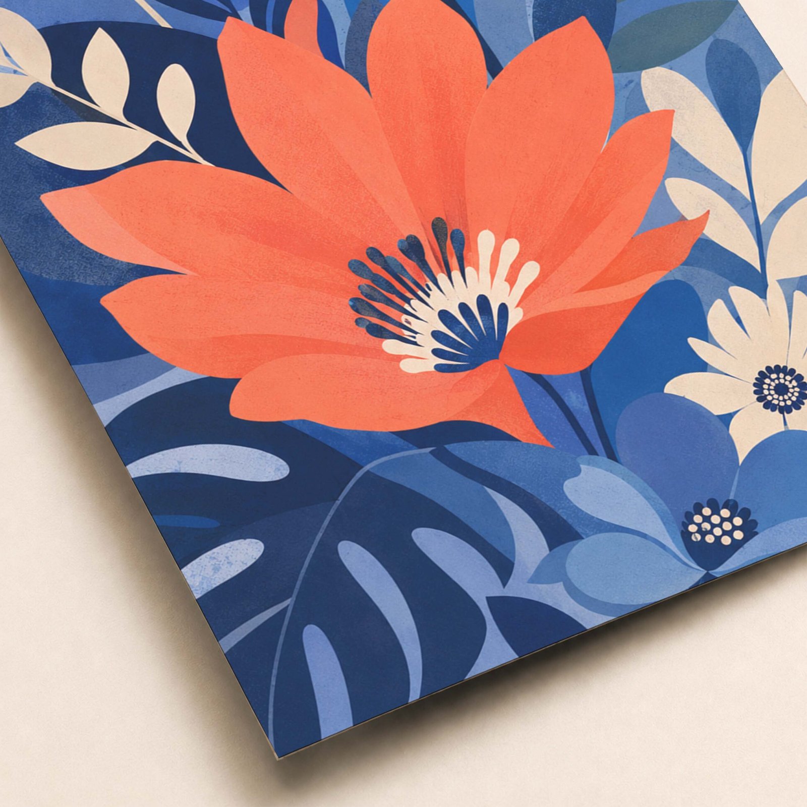Zoom sur les fleurs corail et les feuillages bleus de l'affiche