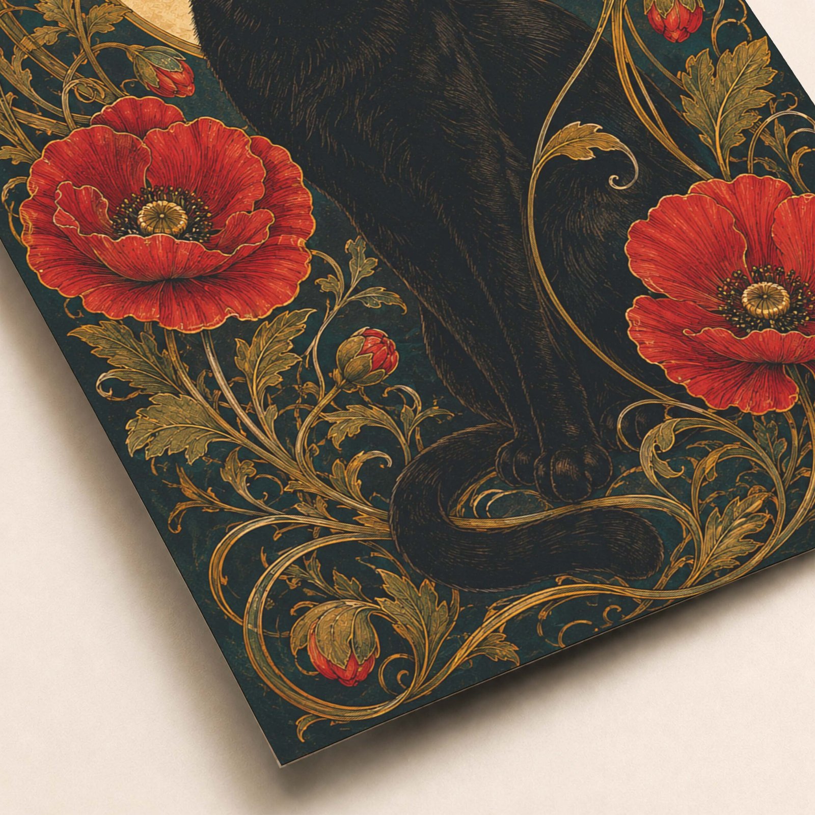 Détail de l’illustration avec chat noir et fleurs rouges